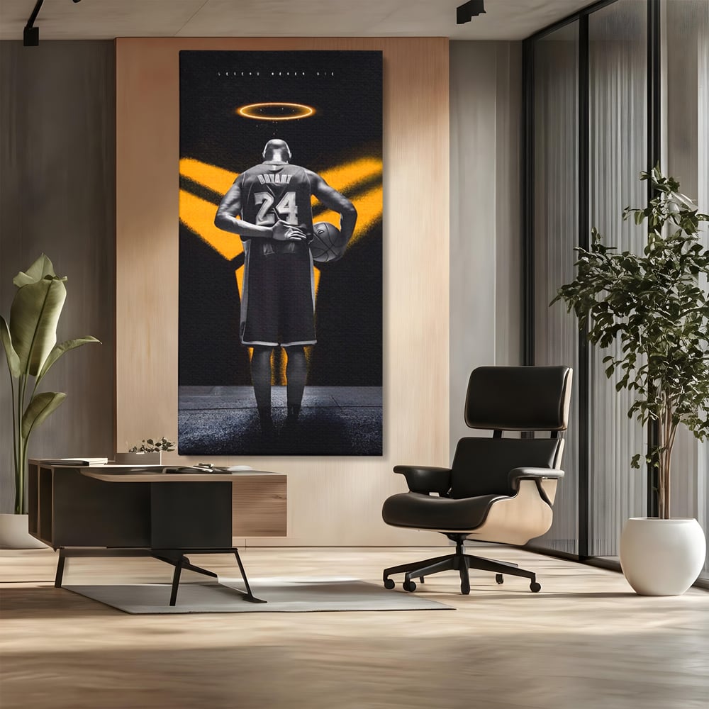 Tablou canvas cu tablou canvas cu baschetbalistul kobe bryant, fara rama, pe sasiu de lemn, pe perete intr-un birou
